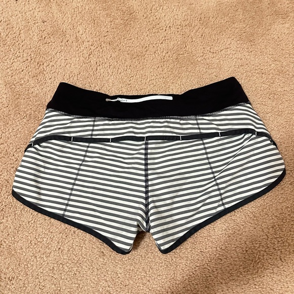 Lululemon Speed Shorts 8 - RARE! - Picture 4 of 6